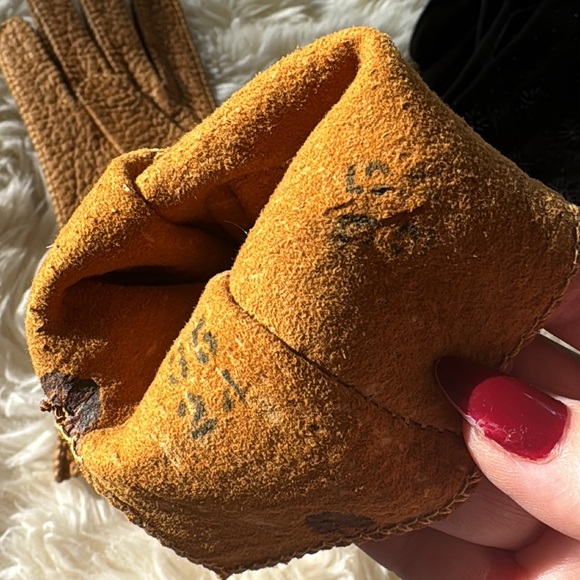 Vintage Tan Textured Brown Leather Gloves, Ladies - Picture 2 of 3
